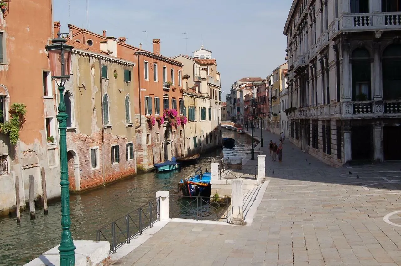 Castello 5888 B, Santa Marina, Calle Marcello, Canale Venecia Italia